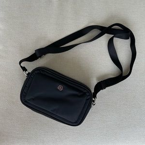 Lululemon Crossbody Camera Bag 2L (Black)
